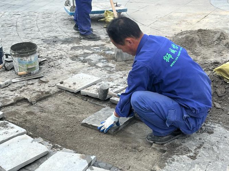物业管理新手必看：如何选择优质物业托管服务